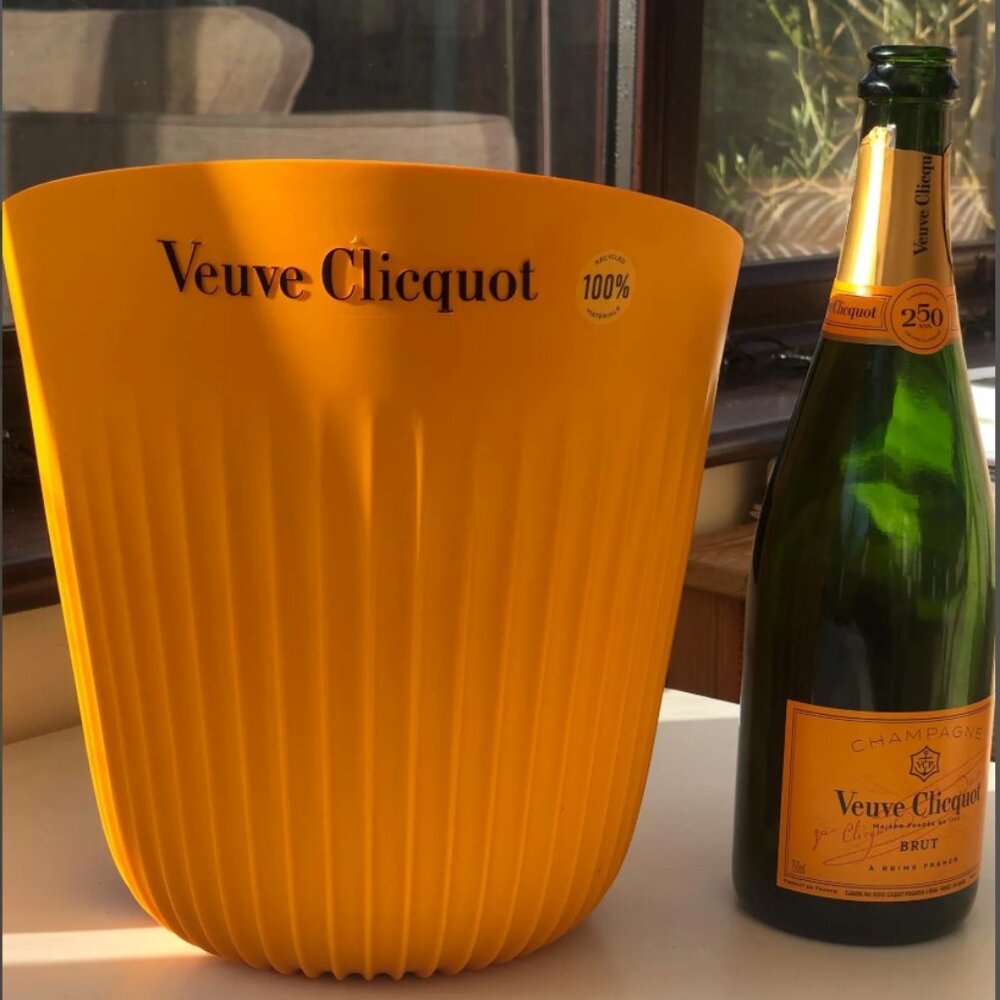 Veuve Cliquot Sunrays Ice Bucket Set with 6 flutes Latest Style Rare Brand New - Picture 2 of 7
